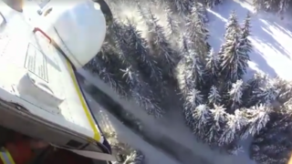 Proti kalamite vyslali špeciálny vrtuľník, rotorom zhadzuje sneh
