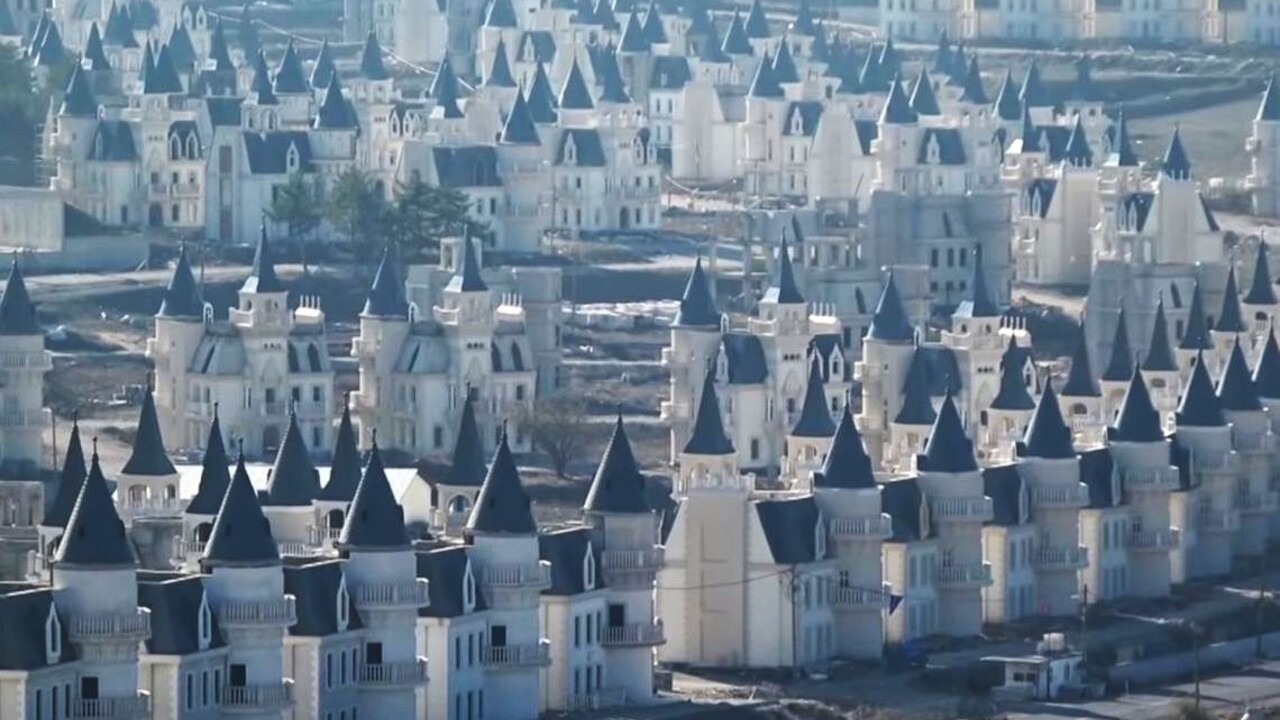 Opustené mesto gýčových zámkov je symbolom tureckého úpadku