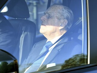 Princ Philip mal nehodu, jeho auto sa po náraze prevrátilo