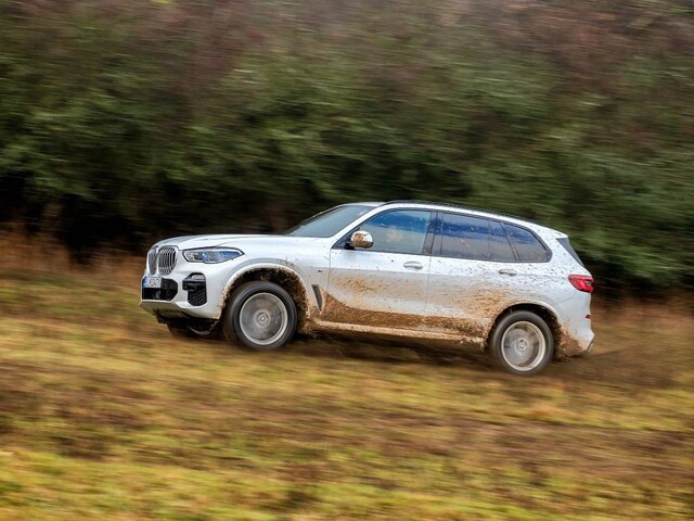 Nové BMW X5 nezastaví ani mazľavé blato a prvé kilometre s Hondou CR-V Hybrid