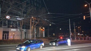 Ako z akčného filmu. Unikajúce auto nereagovalo ani na výstrely