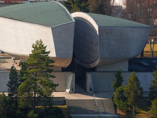 Múzeum SNP opäť ničili vandali, posprejovali lavičky aj fontánu