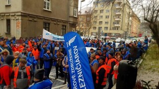 Protestovali stovky železničiarov, na platoch sa stále nedohodli