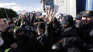 Španielskí taxikári štrajkujú, zablokovali vstup na veľtrh