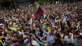 Venezuelu sužuje veľká kríza. Je páchaný prevrat, tvrdí Maduro