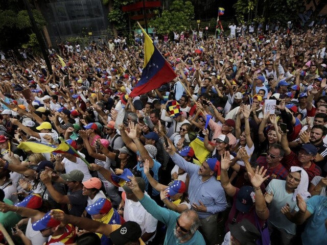 Venezuelu sužuje veľká kríza. Je páchaný prevrat, tvrdí Maduro