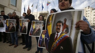 Diplomati opúšťajú Venezuelu, nepokoje už majú svoje obete