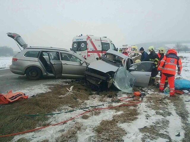 Zrážku áut na Považí neprežili dve osoby, v aute sa viezlo i dieťa