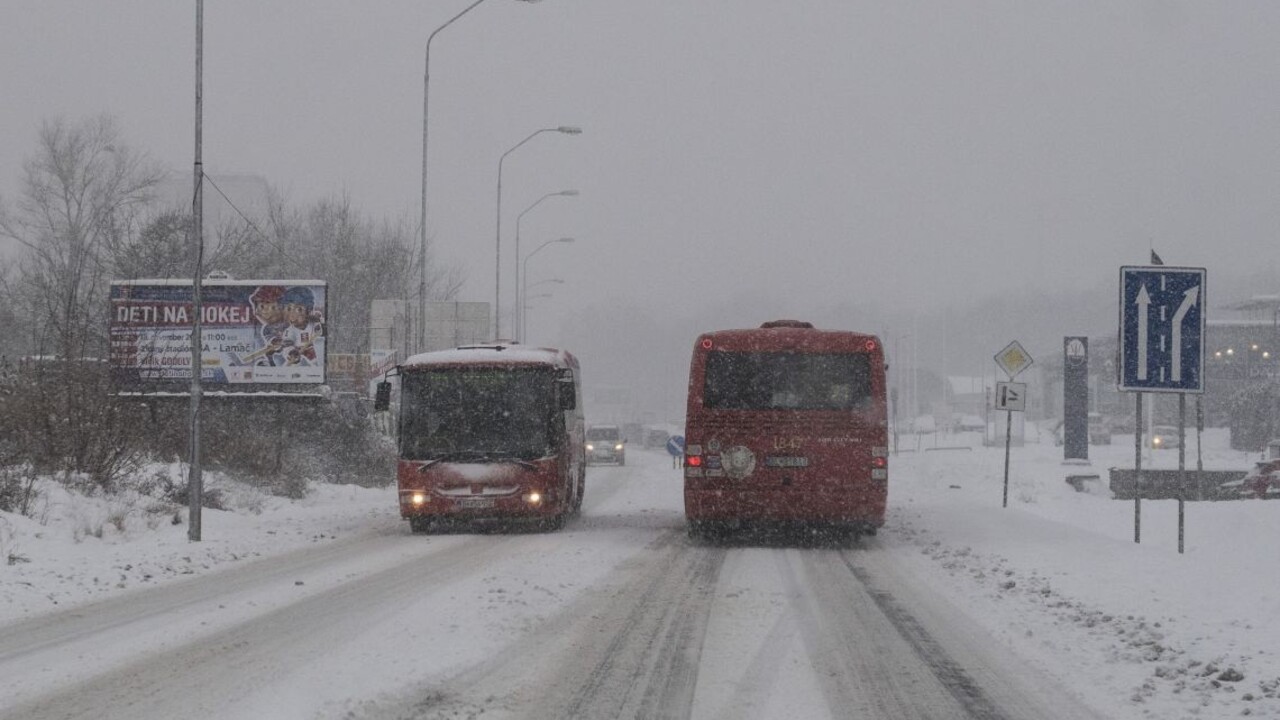 Bratislavská MHD mala problémy, sneženie skomplikovalo dopravu
