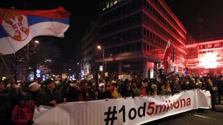 Protesty v Srbsku pokračovali, ľudia sa zišli proti prezidentovi
