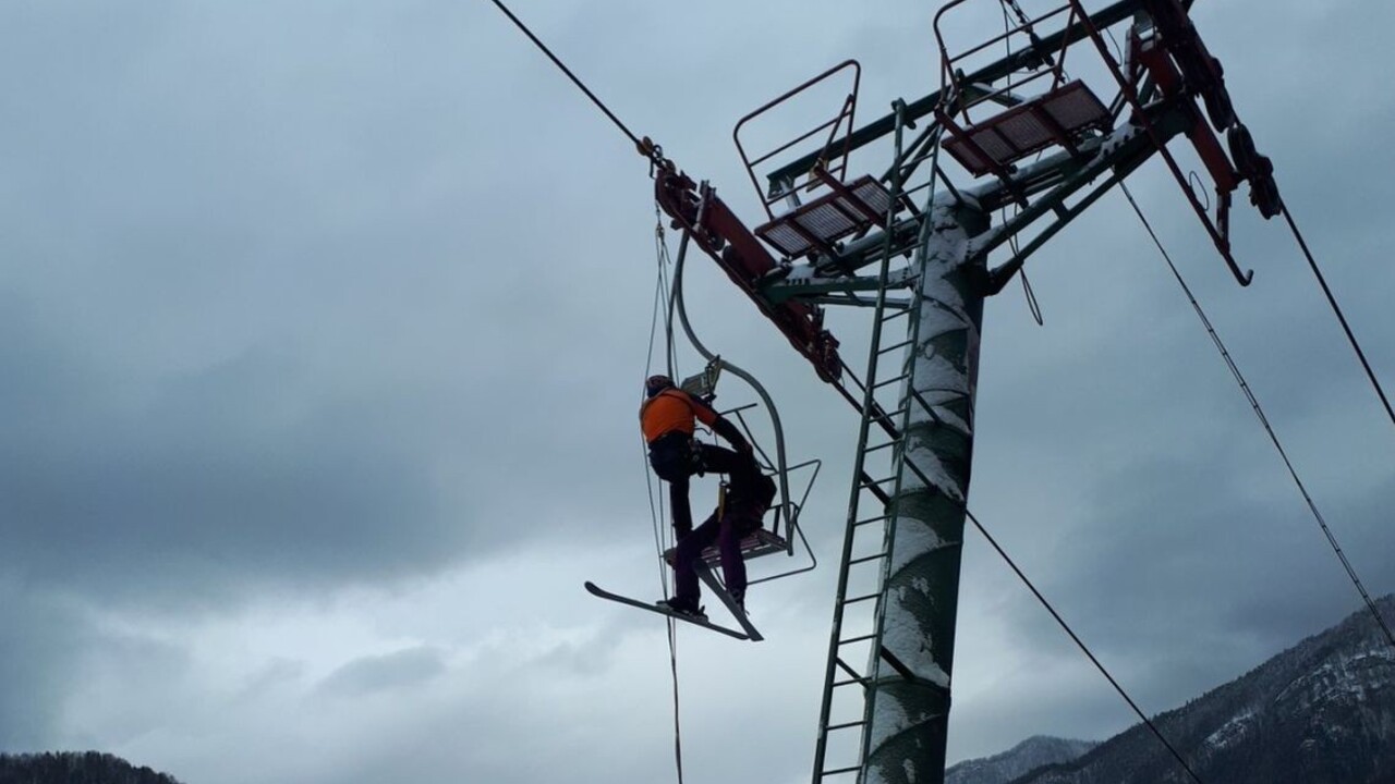 Dvadsiatka lyžiarov uviazla na lanovke, evakuovali ich záchranári
