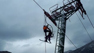 Dvadsiatka lyžiarov uviazla na lanovke, evakuovali ich záchranári