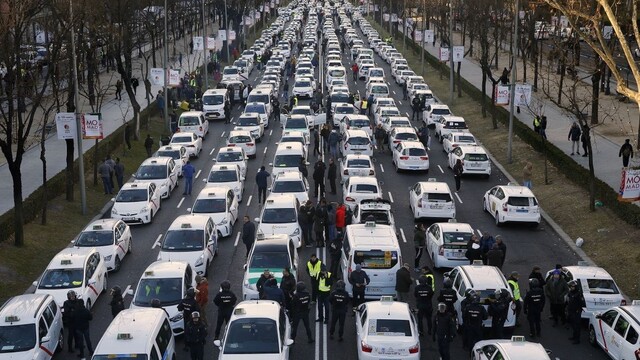 Taxikári blokovali rušné cesty, nepáčia sa im chystané pravidlá