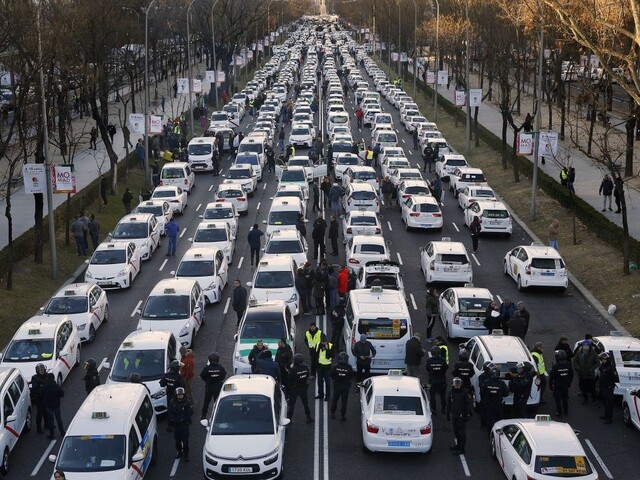 Taxikári blokovali rušné cesty, nepáčia sa im chystané pravidlá