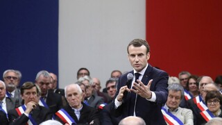 Macron by voľby vo Francúzsku vyhral, ukázal najnovší prieskum. V druhom kole by Pécresseovú tesne porazil