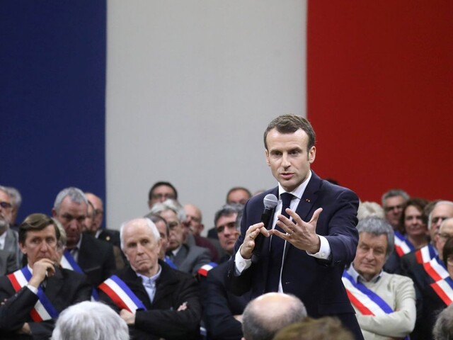 Prieskumy ukazujú, že vedie Macron. Väčšina volebných miestností sa zatvorila
