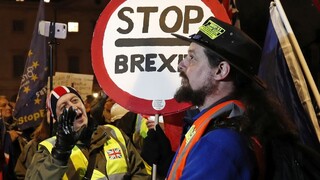 Poslanci odmietli brexit bez dohody, nepodporili ani jeho odklad