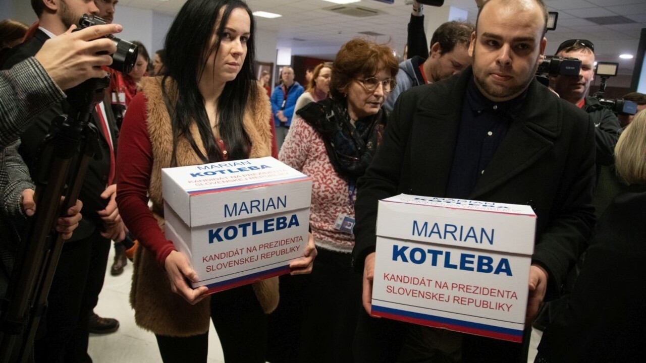 Nič také sme nespôsobili, povedal Kotleba o holokauste a odovzdal podpisy