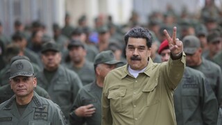 Guaidó chce získať armádu, vojaci odprisahali vernosť Madurovi