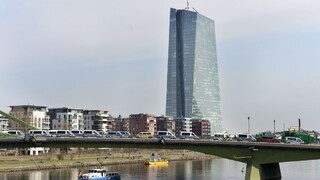 Európska ekonomika spomaľuje, podľa ECB jej recesia nehrozí