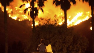 Austráliu po tropickom začiatku roka trápia povodne aj požiare
