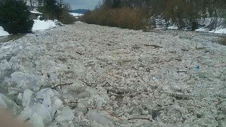 Na rieke sa nahromadili ľadové kryhy, hrozilo pretrhnutie lávky