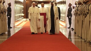 Pápež je na historickej návšteve, ako prvý vstúpil na Arabský polostrov