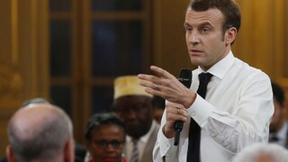Chce prekonať krízu. Macron zvažuje v deň eurovolieb referendum