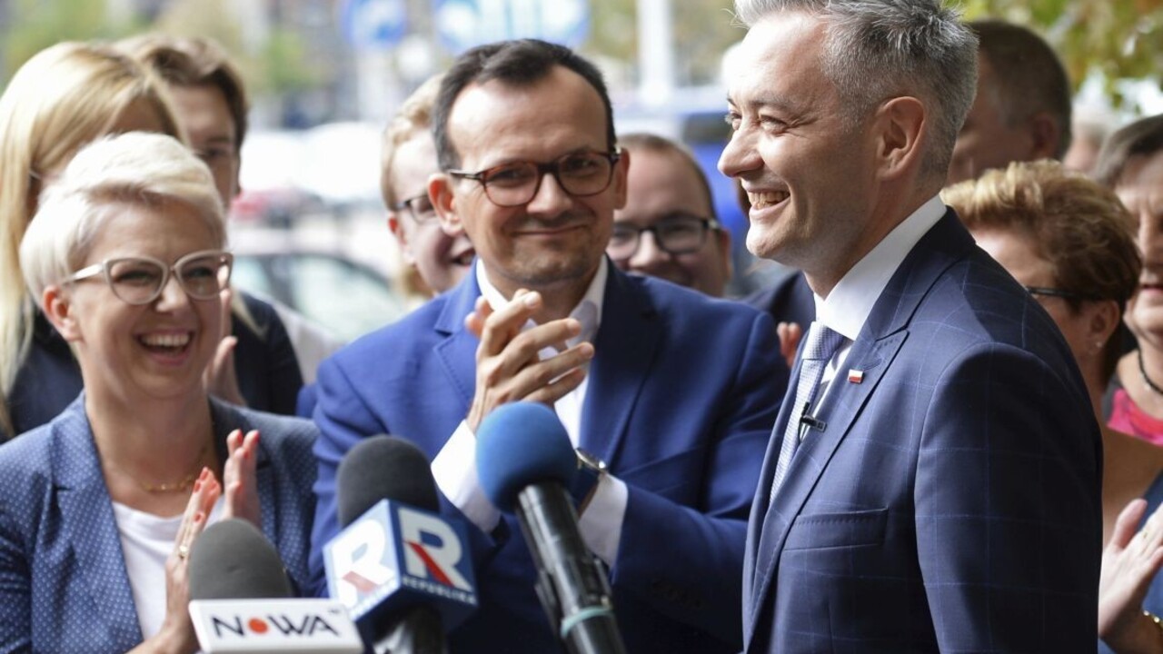 V Poľsku vznikla nová strana. Líder sa otvorene priznal, že je gej