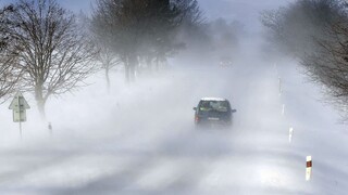 Počasie v Česku sa upokojilo, cesty sú však stále pokryté snehom