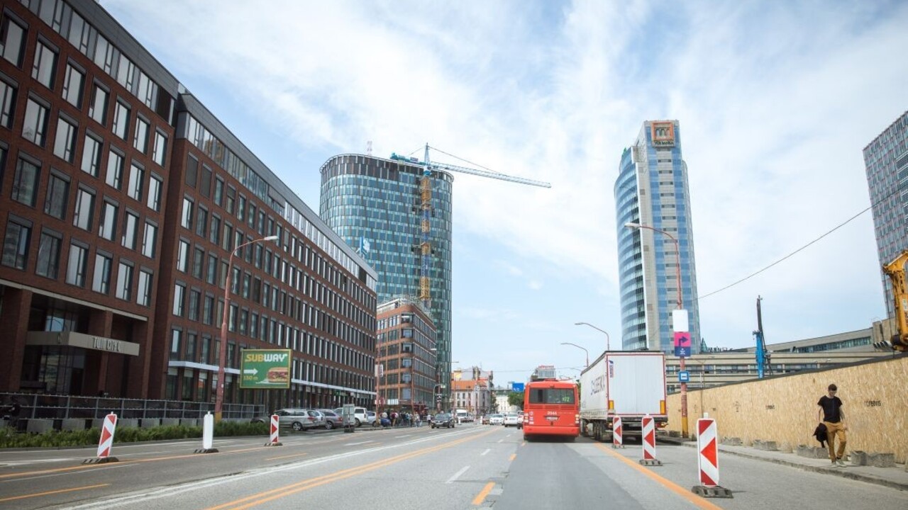 Ako cestovať po paralyzovanej Bratislave? Vydali odporúčania