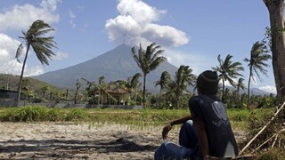 V Indonézii evakuujú stovky ľudí, sopka sa opäť ozvala
