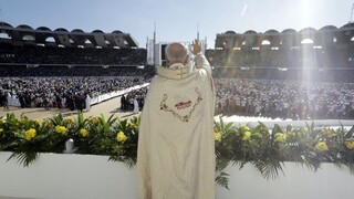 Na omšu pod holým nebom pápeža Františka prišli aj moslimovia