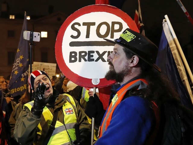 Zvažujú odklad brexitu, Mayová hľadá pomoc v Severnom Írsku