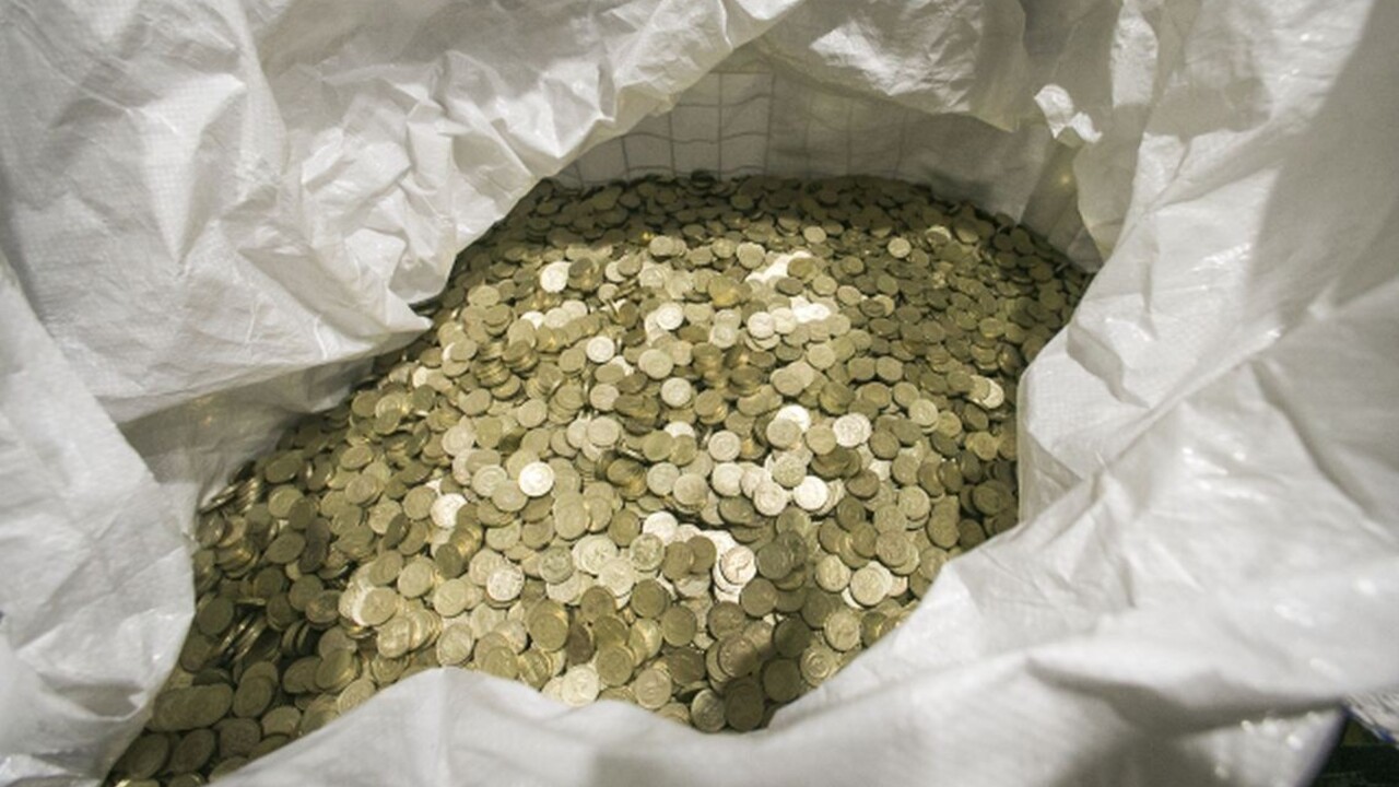 Muž sa pomstil súdu, doniesol desiatky kilogramov drobných