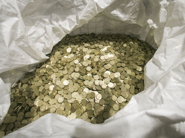 Muž sa pomstil súdu, doniesol desiatky kilogramov drobných