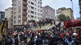 V Istanbule sa zrútila vysoká bytovka, ľudí hľadali v sutinách