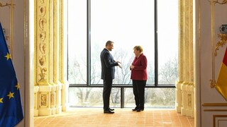 Bratislavu navštívila Merkelová, stretla sa s Pellegrinim aj s lídrami V4