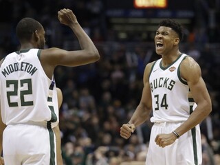 NBA: Netradične ofenzívny zápas si vychutnali diváci v Milwaukee