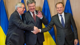 Ukrajina je bližšie k EÚ a NATO, poslanci schválili zmeny ústavy