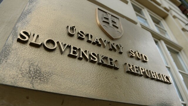 Podľa ÚS špeciálna prokuratúra porušila práva advokáta z kauzy Gabčíkovo