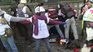 Žlté vesty opäť protestovali, jeden z demonštrantov prišiel o ruku