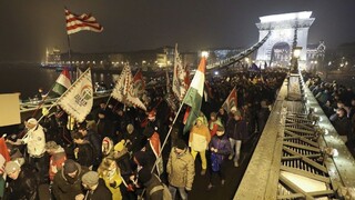 Maďari demonštrovali proti vláde Orbána, zablokovali most