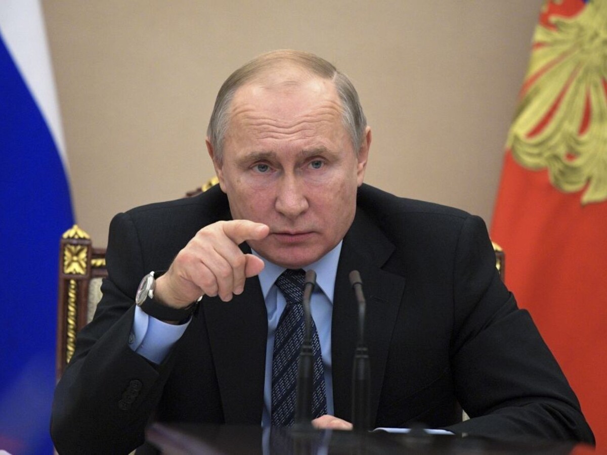 Putinov radca velebí jeho režim, v článku ho nazval putinizmom