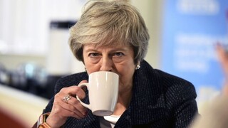 Mayová má po brexite oznámiť svoj koniec, tvrdí britský denník