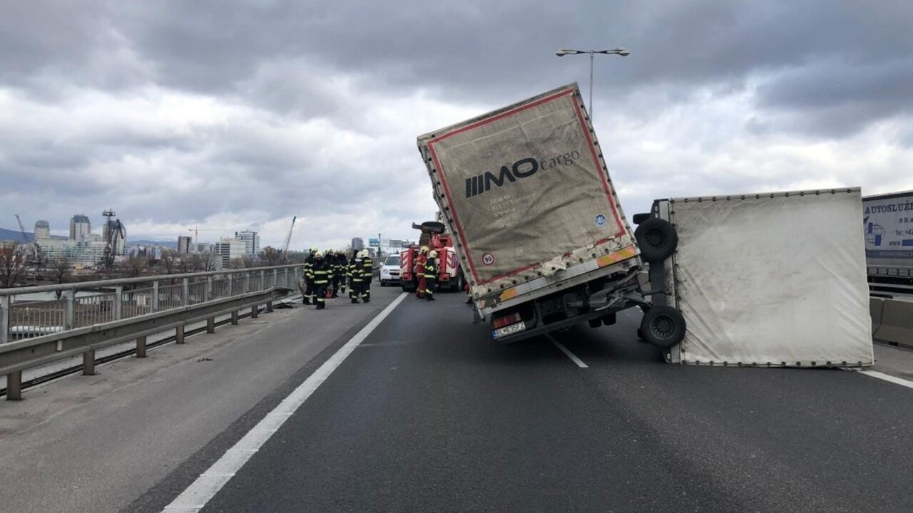 Prístavným mostom do Petržalky po nehode neprejdete