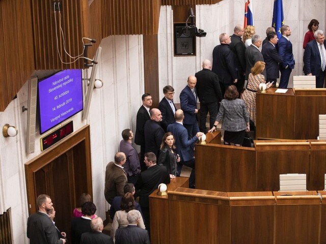 Poslanci ani na druhý pokus nezvolili kandidátov na ústavných sudcov
