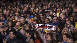 Súd s katalánskymi politikmi pokračuje, hrozí im až 25 rokov