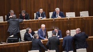 Slovensko je v chaose, reagovali OĽaNO. Premiéra vyzvali konať
