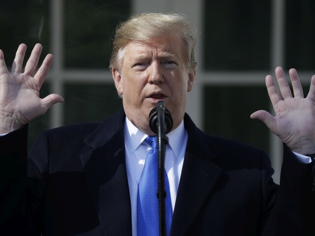 Trump už vie, ako postaviť múr bez kongresu. Vyhlásil stav núdze